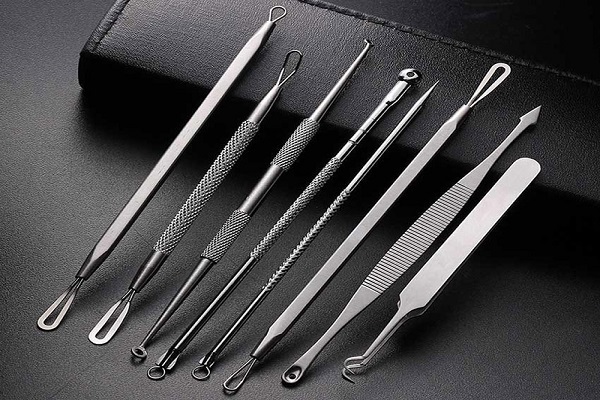 Công cụ năng mụn sẽ giúp quá trình lấy mụn diễn ra dễ dàng hơn